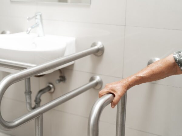 Barra de apoio para banheiro: onde instalar e como escolher o modelo ideal?