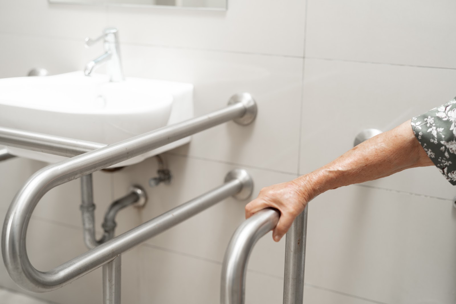 Barra de apoio para banheiro: onde instalar e como escolher o modelo ideal?